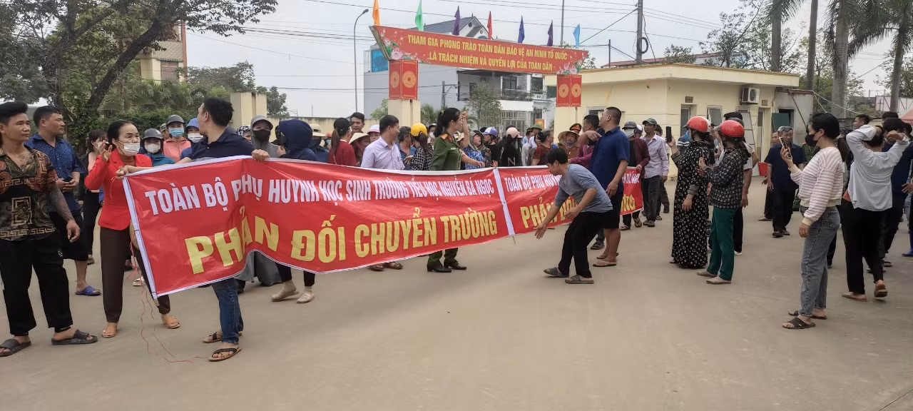 Phụ huynh phản đối sáp nhập trường. Ảnh chụp hôm 27/3/2024. Phụ huynh phản đối sáp nhập trường. Ảnh chụp hôm 27/3/2024.