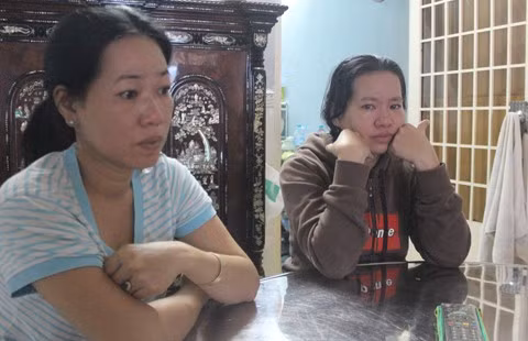 Hai chị gái cảm thấy xấu hổ vì cô em gái 