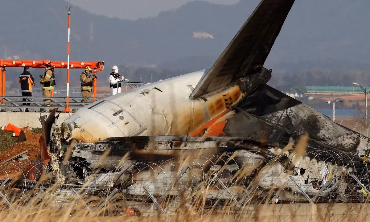 Lực lượng cứu hộ làm việc tại hiện trường vụ tai nạn máy bay của hãng Jeju Air tại sân bay quốc tế Muan ngày 30/12. Ảnh: Reuters.