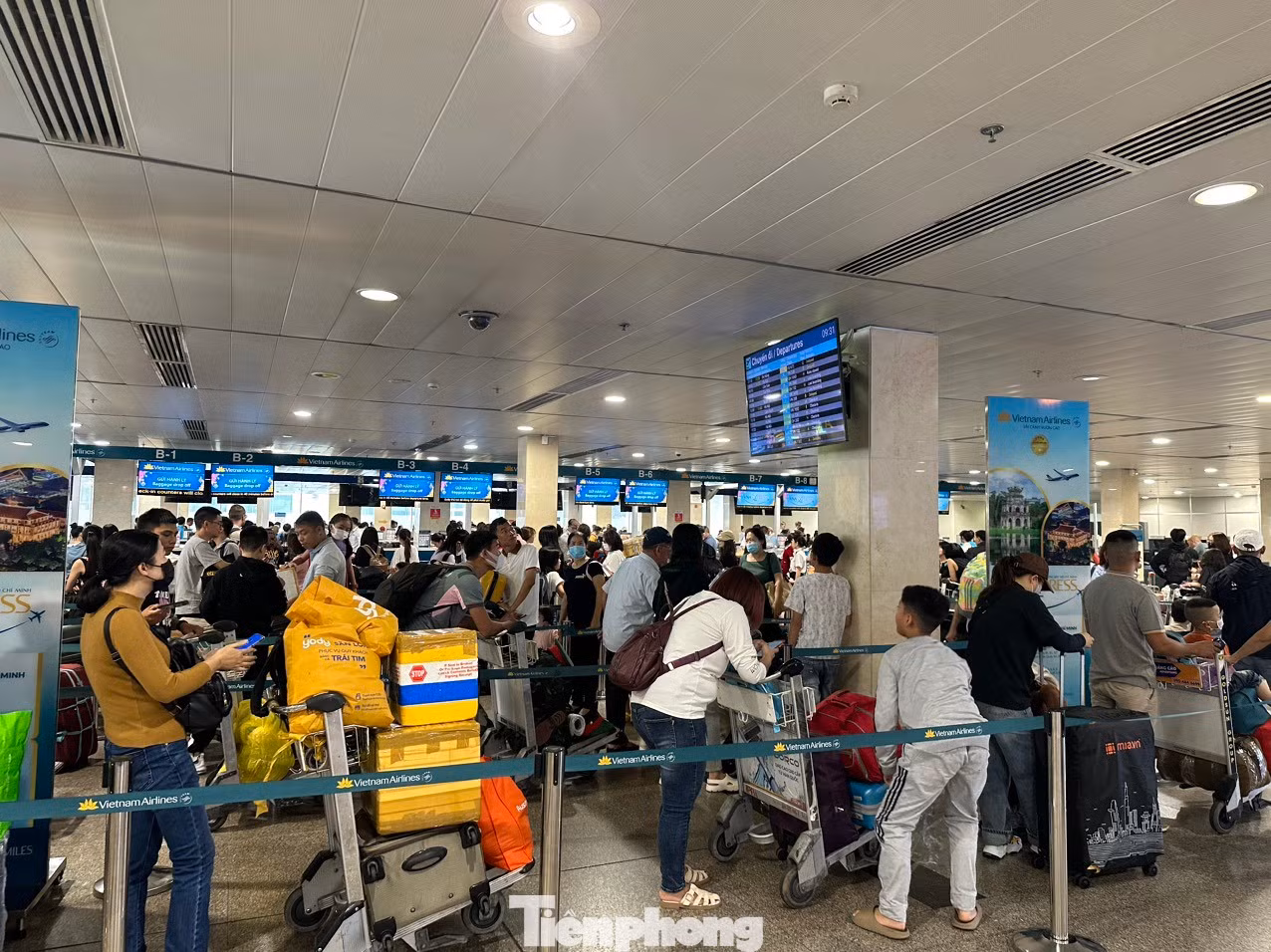 Trên trục Bắc - Nam trước và sau Tết nhu cầu hành khách đi máy bay chênh lệch rất cao, các hãng bay phải chấp nhận bay rỗng để đảm bảo quay vòng tàu bay. Ảnh: Lộc Liên. Trên trục Bắc - Nam trước và sau Tết nhu cầu hành khách đi máy bay chênh lệch rất cao, các hãng bay phải chấp nhận bay rỗng để đảm bảo quay vòng tàu bay. Ảnh: Lộc Liên.