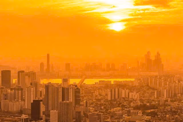 Khí thải carbon dioxide từ việc đốt nhiên liệu hóa thạch là nguyên nhân chính gây ra biến đổi khí hậu. Ảnh: Lifeforstock.