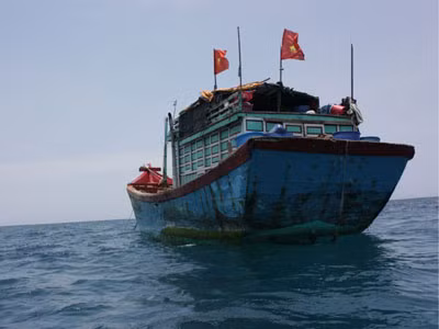 Tàu cá Quảng Ngãi đánh bắt ở ngư trường Hoàng Sa Ảnh: Nam Cường