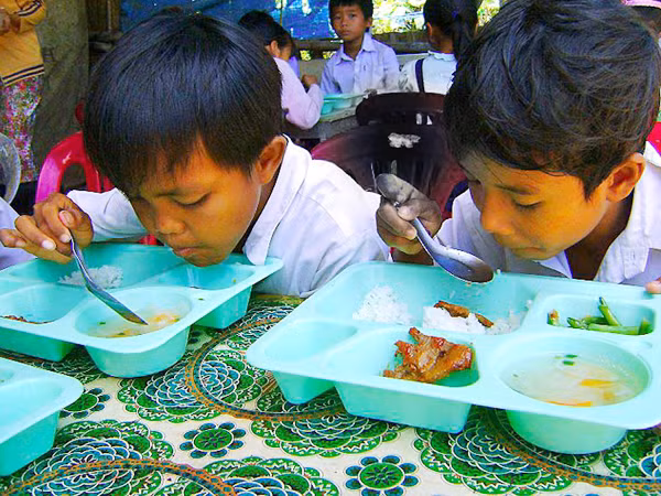 Học sinh nghèo Trường Tiểu học Phương Thạnh A ăn cơm trưa miễn phí. Ảnh: Cao Dương 
