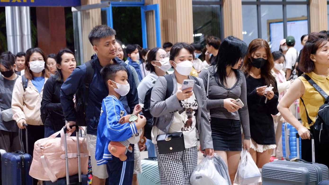 Hành khách hào hứng trải nghiệm tàu chất lượng cao Sài Gòn - Nha Trang. Hành khách hào hứng trải nghiệm tàu chất lượng cao Sài Gòn - Nha Trang.