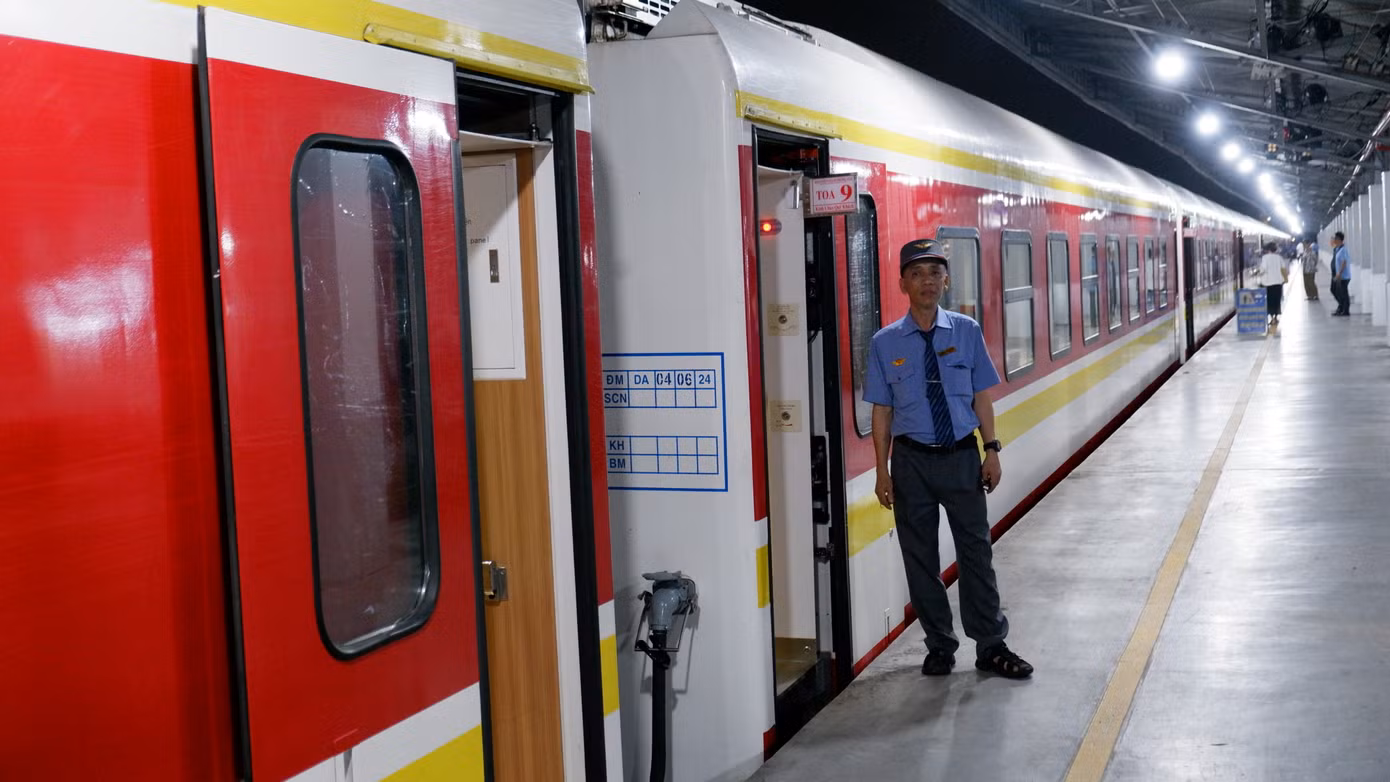 Công ty TNHH Phát triển thiết bị đường sắt Việt Nam là đơn vị đầu tiên đầu tư, đóng mới toa xe, chịu trách nhiệm về hiệu quả đầu tư toa tàu theo chủ trương xã hội hoá nhằm nâng cao chất lượng phục vụ của ngành đường sắt. Công ty TNHH Phát triển thiết bị đường sắt Việt Nam là đơn vị đầu tiên đầu tư, đóng mới toa xe, chịu trách nhiệm về hiệu quả đầu tư toa tàu theo chủ trương xã hội hoá nhằm nâng cao chất lượng phục vụ của ngành đường sắt.