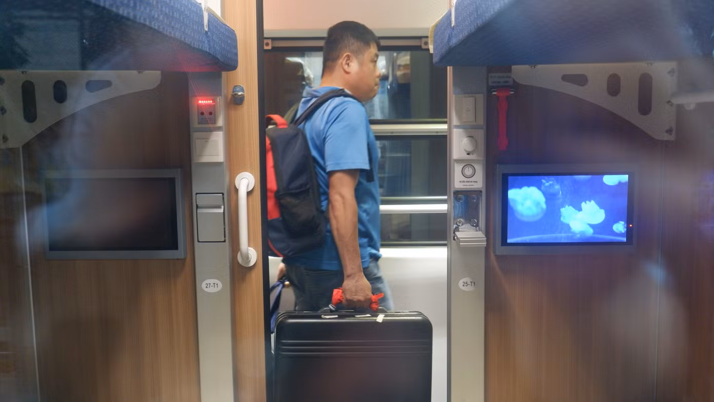 Bà Nguyễn Thị Bích Liên, Tổng Giám đốc Jinxin Việt Nam, việc lựa chọn thí điểm cho chặng Sài Gòn - Nha Trang nhằm giúp hành khách có được trải nghiệm du lịch tốt nhất trên đoàn tàu mới. Sắp tới, Jinxin Việt Nam tiếp tục đóng mới và lắp ráp một số đoàn tàu chất lượng cao tương tự như đoàn tàu hiện nay để đáp ứng nhu cầu đi lại của người dân. Bà Nguyễn Thị Bích Liên, Tổng Giám đốc Jinxin Việt Nam, việc lựa chọn thí điểm cho chặng Sài Gòn - Nha Trang nhằm giúp hành khách có được trải nghiệm du lịch tốt nhất trên đoàn tàu mới. Sắp tới, Jinxin Việt Nam tiếp tục đóng mới và lắp ráp một số đoàn tàu chất lượng cao tương tự như đoàn tàu hiện nay để đáp ứng nhu cầu đi lại của người dân.