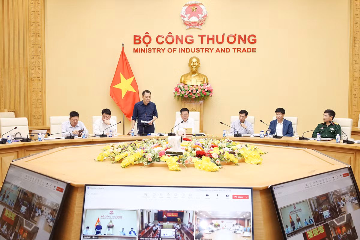 Theo lãnh đạo EVN, hiện còn nhiều vướng mắc trong giải phóng mặt bằng, ảnh hưởng đến tiến độ dự án.