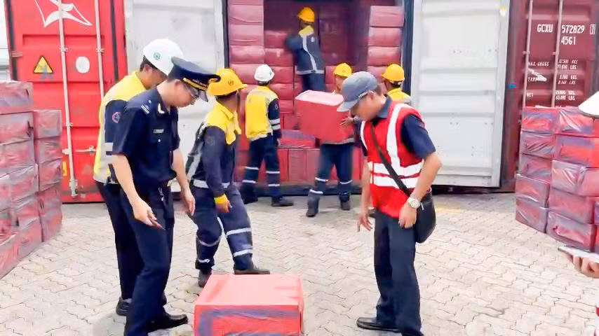 Cơ quan hải quan vừa phát hiện hàng loạt vụ buôn lậu thuốc lá. Cơ quan hải quan vừa phát hiện hàng loạt vụ buôn lậu thuốc lá.