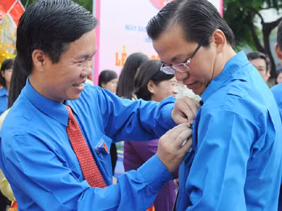 Anh Võ Văn Thưởng gắn kỷ niệm chương cho đại biểu thanh niên tiên tiến tại lễ dâng hoa báo công Bác Hồ. Anh Võ Văn Thưởng gắn kỷ niệm chương cho đại biểu thanh niên tiên tiến tại lễ dâng hoa báo công Bác Hồ