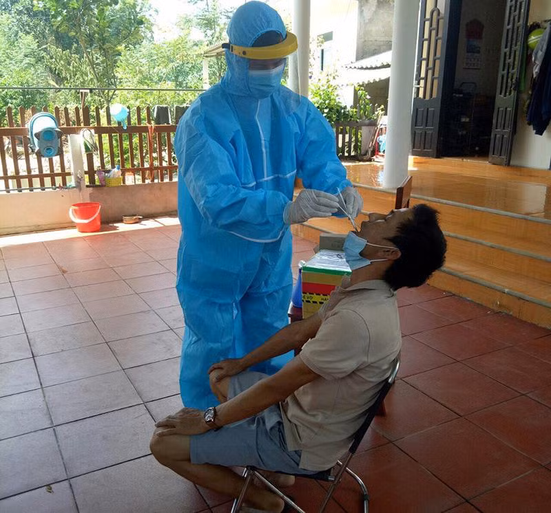 Nhân viên y tế TP Đông Hà trực tiếp đến từng nhà dân để lấy mẫu xét nghiệm.