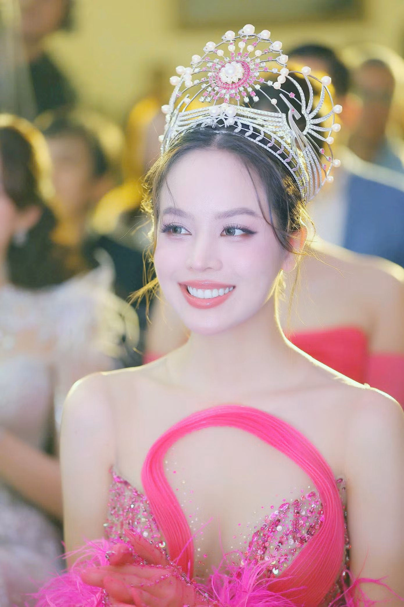 Hoa hậu Huỳnh Thị Thanh Thủy khoe vai thon tại buổi họp báo. Hoa hậu Huỳnh Thị Thanh Thủy khoe vai thon tại buổi họp báo.