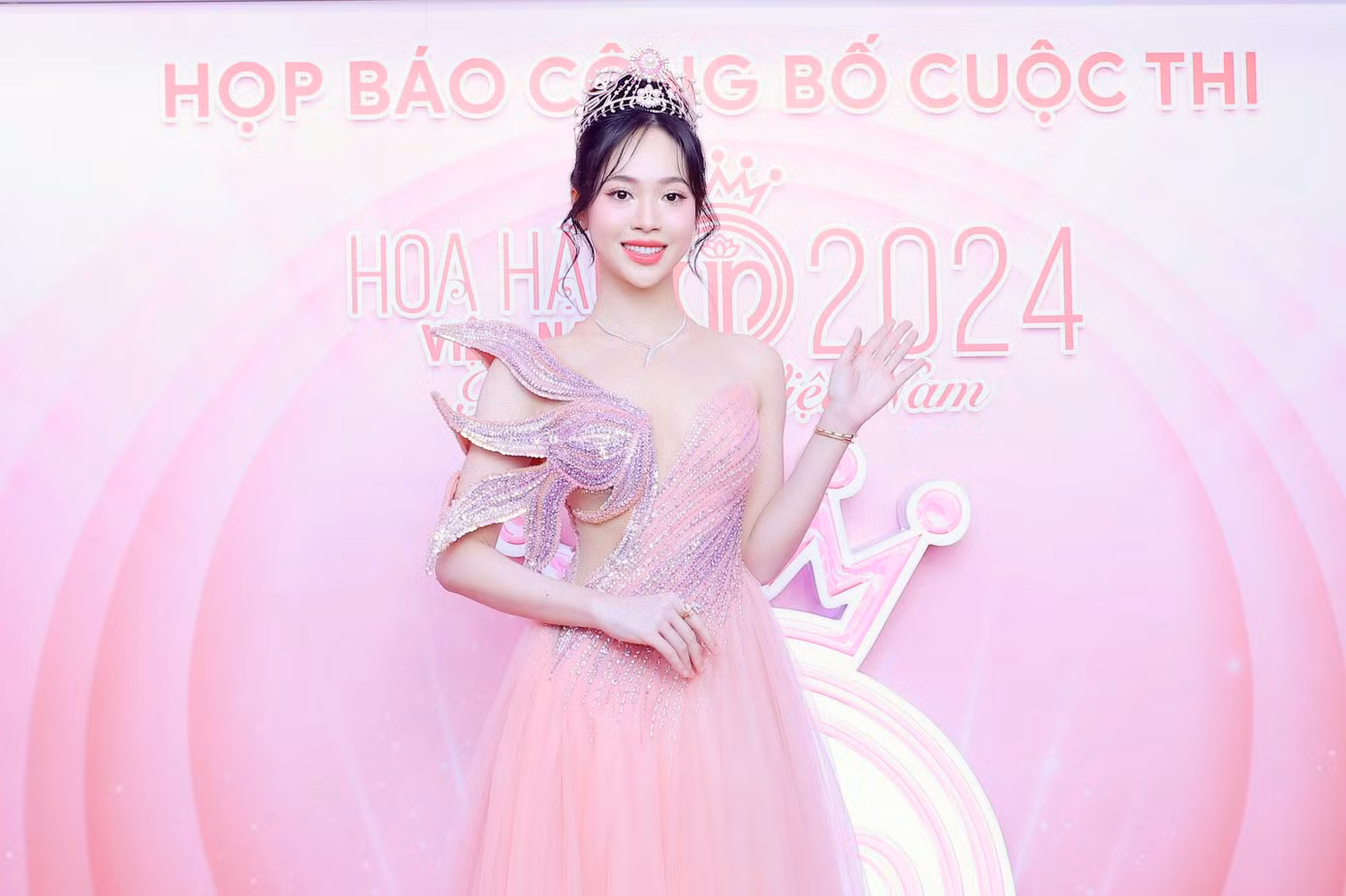 Á hậu 1 HHVN 2022 Trịnh Thùy Linh xuất hiện đầy ngọt ngào tại thảm đỏ họp báo. Á hậu 1 HHVN 2022 Trịnh Thùy Linh xuất hiện đầy ngọt ngào tại thảm đỏ họp báo.