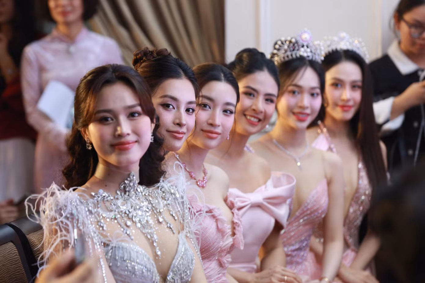 Các Hoa, Á hậu trưởng thành từ cuộc thi Hoa hậu Việt Nam có mặt để chúc mừng sự trở lại của cuộc thi. Tất cả đều vui mừng khi trở lại ngôi nhà chung HHVN. Khoảnh khắc các Hoa hậu, Á hậu Việt Nam chung khung hình thu hút sự chú ý. Các Hoa, Á hậu trưởng thành từ cuộc thi Hoa hậu Việt Nam có mặt để chúc mừng sự trở lại của cuộc thi. Tất cả đều vui mừng khi trở lại ngôi nhà chung HHVN. Khoảnh khắc các Hoa hậu, Á hậu Việt Nam chung khung hình thu hút sự chú ý.