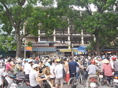 Người dân dừng lại xem khiến khu vực ngã tư bị tắc đường gần một giờ liền