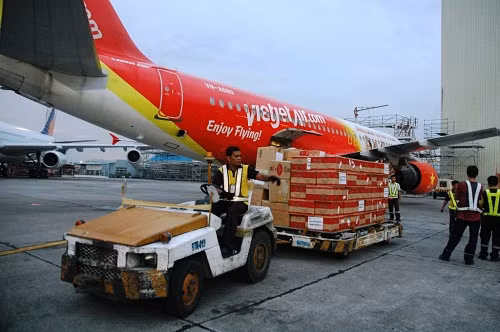 Tổng số hàng hóa lần này là 8 tấn. Cộng với 5 tấn trong chuyến bay ngày 18/11, tổng số hàng được viên trợ qua đường hàng không từ Việt Nam đến Philippines là 12 tấn