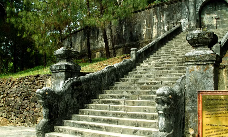 Họa tiết rồng góp phần uy nghiêm cho lăng tẩm của vua