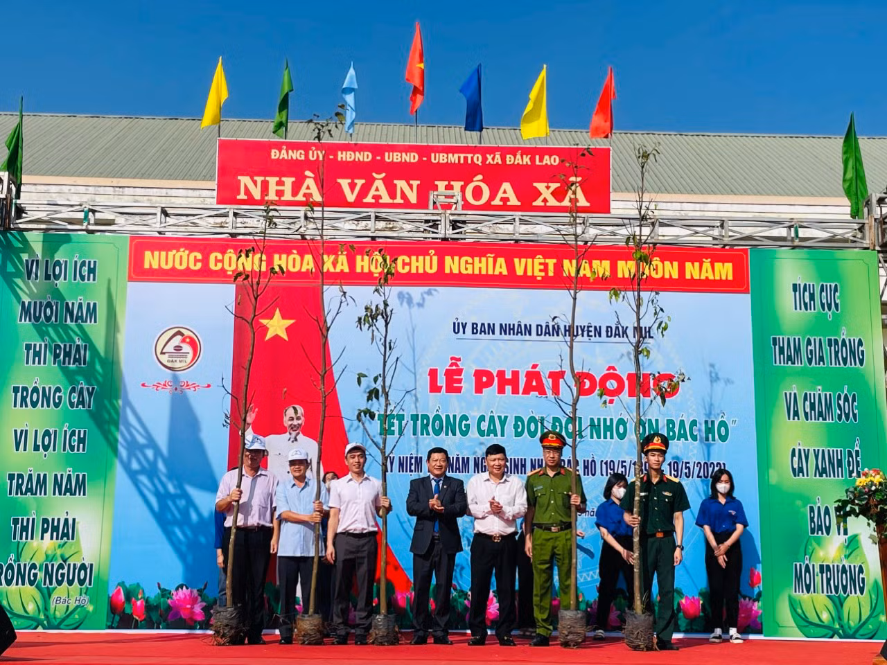 Sáng cùng ngày, tại các huyện Đắk Mil, Đắk R'Lấp, Tuy Đức, Đắk G'long, Cư Jút, Đắk Song, Krông Nô cũng hưởng ứng tổ chức trồng cây. Sáng cùng ngày, tại các huyện Đắk Mil, Đắk R'Lấp, Tuy Đức, Đắk G'long, Cư Jút, Đắk Song, Krông Nô cũng hưởng ứng tổ chức trồng cây.