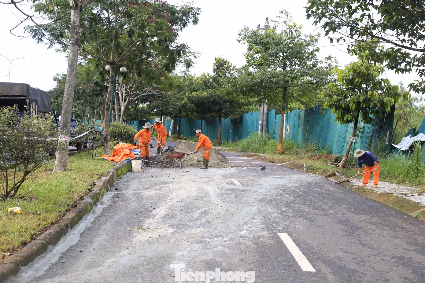 Sau khi UBND TP Gia Nghĩa họp bàn với các đơn vị liên quan, chiều 2/8, Cty BOT Đắk Nông đã cho công nhân khẩn trương vá đường.