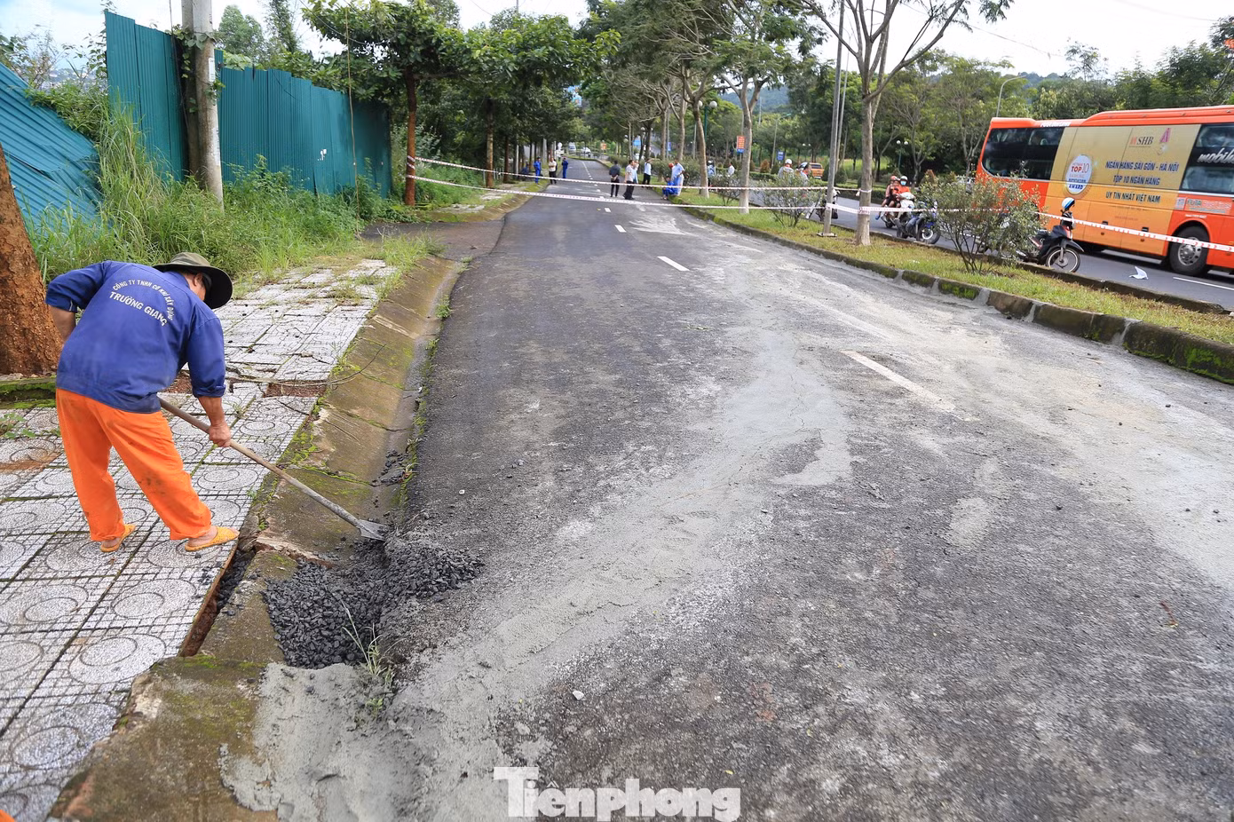 Công nhân rải đá dọc các vết nứt