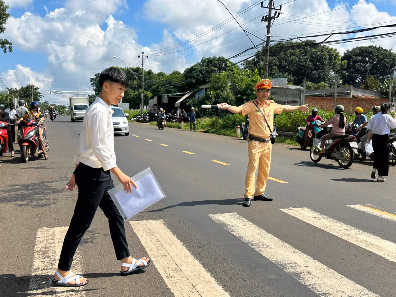 Hỗ trợ thí sinh qua đường an toàn.