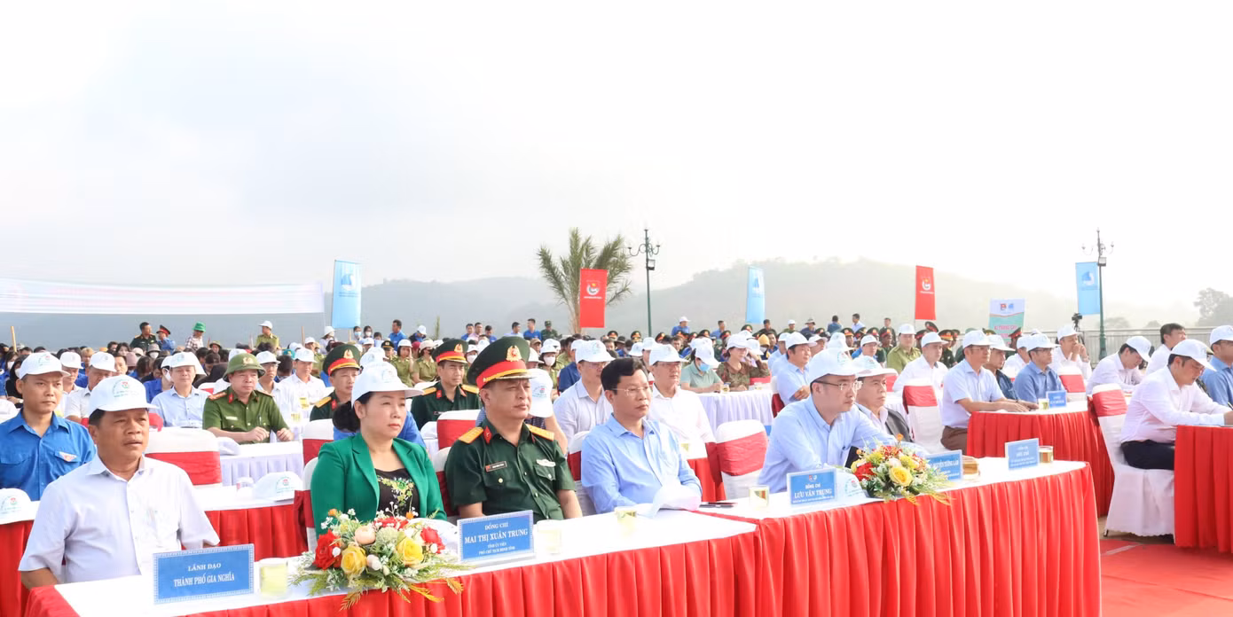 Dự lễ phát động có anh Nguyễn Tường Lâm, Bí thư Trung ương Đoàn, Phó Chủ nhiệm thường trực Ủy ban quốc gia về thanh niên Việt Nam; ông Lê Trọng Yên, Phó Chủ tịch UBND tỉnh Đắk Nông cùng nhiều lãnh đạo sở, ngành... Dự lễ phát động có anh Nguyễn Tường Lâm, Bí thư Trung ương Đoàn, Phó Chủ nhiệm thường trực Ủy ban quốc gia về thanh niên Việt Nam; ông Lê Trọng Yên, Phó Chủ tịch UBND tỉnh Đắk Nông cùng nhiều lãnh đạo sở, ngành...