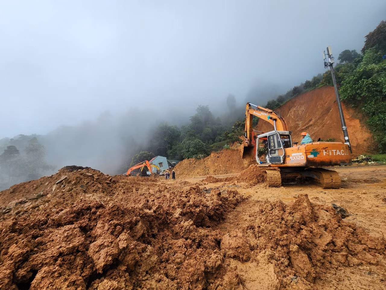 Trưa 31/7, UBND xã Đại Lào (TP Bảo Lộc, Lâm Đồng) xác nhận, thi thể nạn nhân cuối cùng trong vụ sạt lở vùi lấp 4 người ở đèo Bảo Lộc đã được tìm thấy. Hiện lực lượng chức năng đã bàn giao thi thể cho gia đình để tổ chức mai táng. Ảnh: D.P
