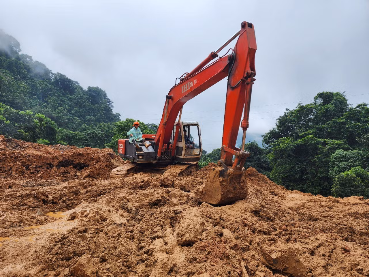 Vụ sạt lở khiến một khối lượng lớn đất, đá đổ sập vùi lấp gần như toàn bộ chốt CSGT đèo Bảo Lộc. Hậu quả, 3 cán bộ, chiến sĩ đang làm nhiệm vụ và 1 người dân bị chôn vùi trong đống đổ nát. Tỉnh Lâm Đồng điều động hàng chục phương tiện cơ giới như máy xúc, máy cẩu, máy ủi đến hiện trường vụ sạt lở đèo Bảo Lộc để tìm kiếm nạn nhân, giải phóng hiện trường, khơi thông tuyến đường. Ảnh D.P