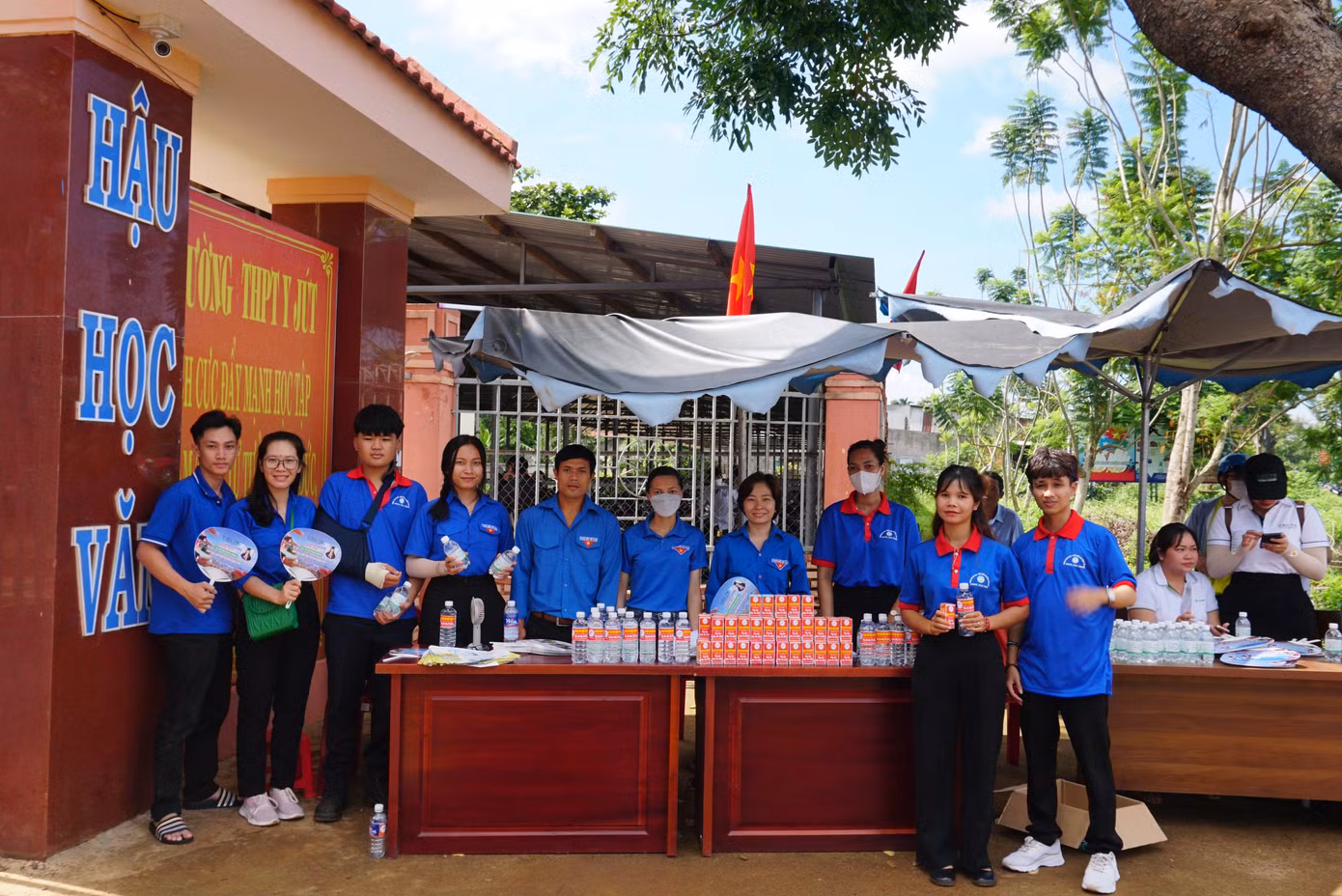 Từ 6 giờ sáng, Đoàn thanh niên huyện Cư Kuin đã có mặt tại hai điểm thi (Trường THPT Y Jút và Trường THPT Việt Đức) luôn sẵn sàng thường trực, hỗ trợ thí sinh và phụ huynh