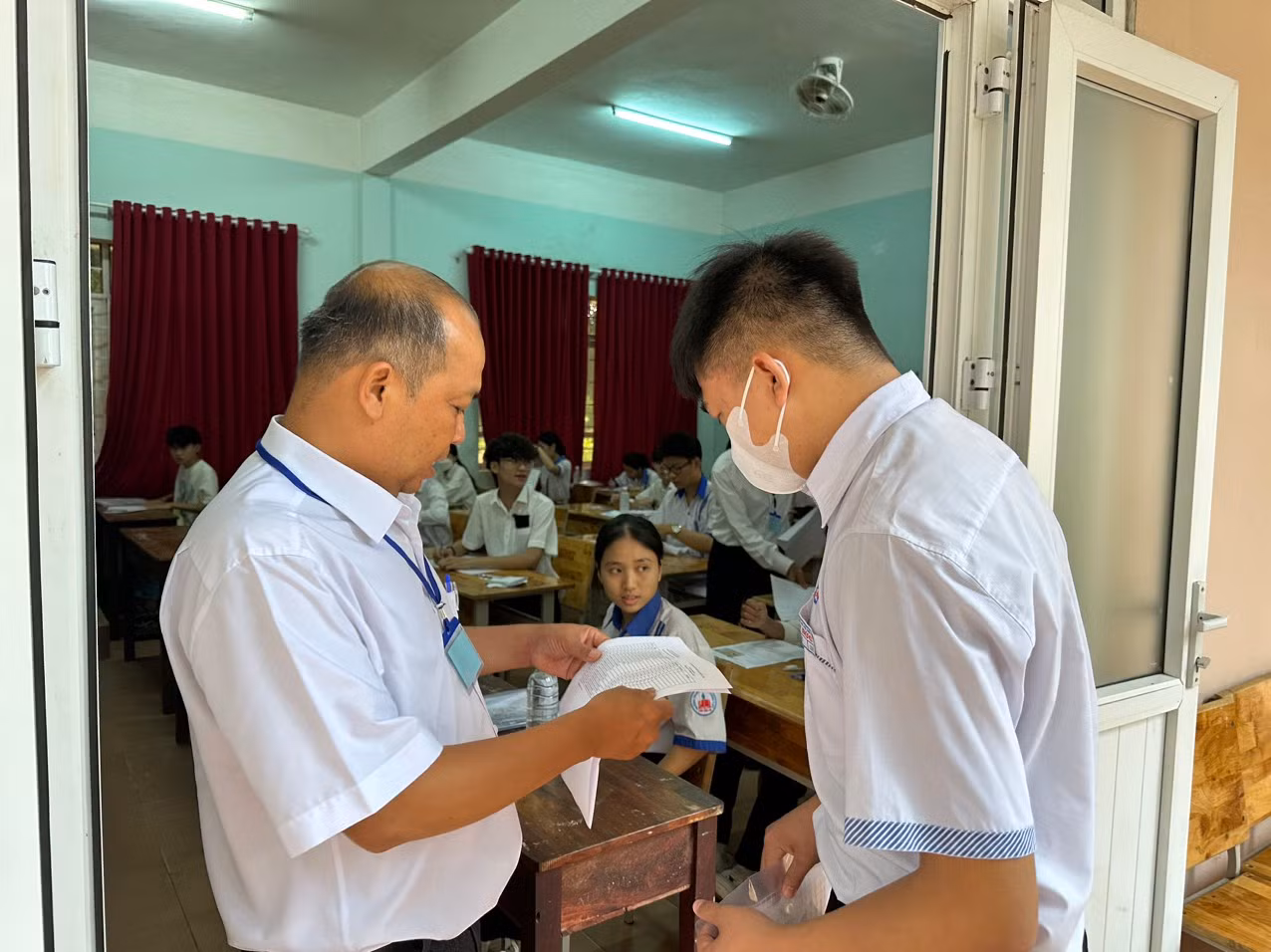 Sáng nay, trên địa bàn tỉnh Đắk Lắk có hơn 21.000 thí sinh bước vào làm bài thi môn Văn. Tại 33 điểm thi, Ban Chỉ đạo kỳ thi đã bố trí 900 phòng chính thức, 48 phòng chờ. Đồng thời điều động 3.034 nhân sự tham gia phục vụ các khâu của Kỳ thi.