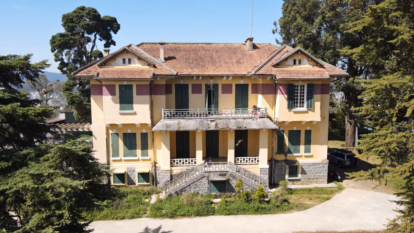 Khoảng năm 1910, người Pháp xây dựng Dinh tỉnh trưởng với lối kiến trúc 2 tầng. Đây là nơi sinh sống và làm việc của thị trưởng Đà Lạt kiêm tỉnh trưởng Tuyên Đức trước đây. Khoảng năm 1910, người Pháp xây dựng Dinh tỉnh trưởng với lối kiến trúc 2 tầng. Đây là nơi sinh sống và làm việc của thị trưởng Đà Lạt kiêm tỉnh trưởng Tuyên Đức trước đây.