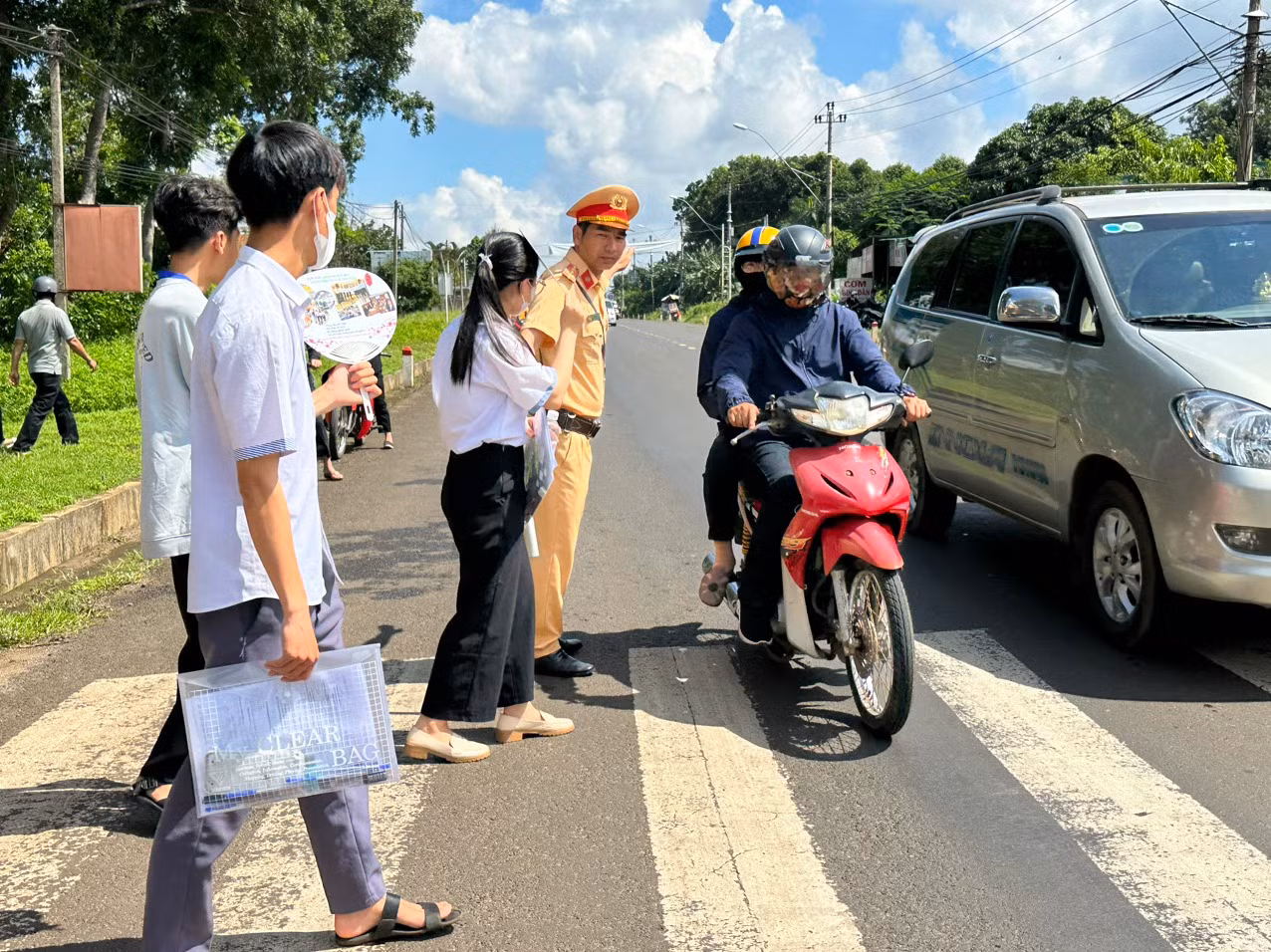 Thí sinh Võ Nguyễn Phương Uyên, học sinh lớp 12A14 Trường THPT Y Jút cho biết, mọi người rất an tâm khi thấy đông lực lượng chức năng có mặt tại điểm thi để đảm bảo an ninh, an toàn. "Em được các các chú Cảnh sát giao thông hỗ trợ qua đường. Ngoài ra, được các anh chị Đoàn Thanh niên tặng nước, sữa cũng như động viên làm bài thi thật tốt", Phương Uyên cho biết thêm.