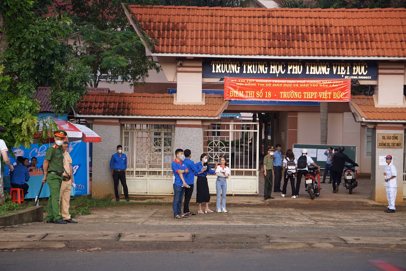 Tại điểm thi Trường THPT Việt Đức, lực lượng chức năng được tăng cường đảm bảo an ninh, an toàn cho thí sinh, phụ huynh.