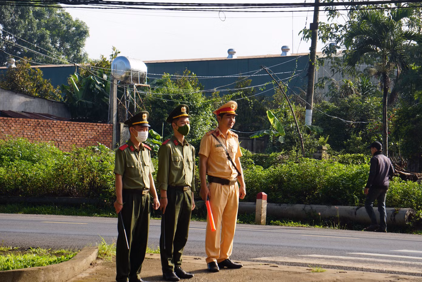 Sau vụ nổ súng tấn công trụ sở xã ở huyện Cư Kuin (Đắk Lắk), Ban Chỉ đạo thi đã phối hợp Công an tỉnh Đắk Lắk triển khai lực lượng bảo vệ vòng trong, vòng ngoài tại hai điểm thi trên địa bàn huyện cũng như tại 31 điểm thi khác trên toàn tỉnh.