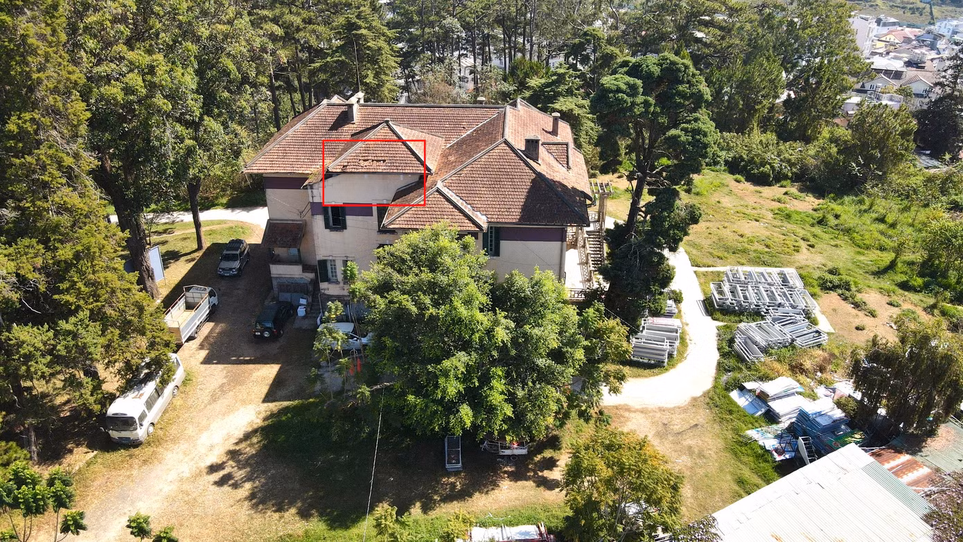Mái nhà Dinh tỉnh trưởng xuống cấp, hư hỏng. Mái nhà Dinh tỉnh trưởng xuống cấp, hư hỏng.