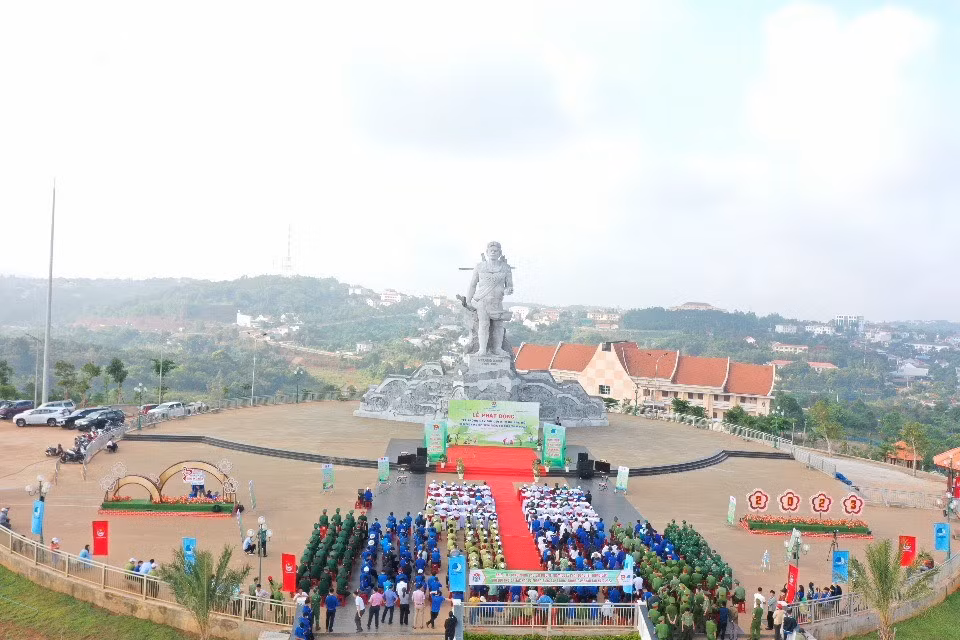 Sáng 19/5, nhân kỷ niệm 133 năm ngày sinh Chủ tịch Hồ Chí Minh, UBND tỉnh Đắk Nông tổ chức Lễ phát động “Tết trồng cây đời đời nhớ ơn Bác Hồ” và trồng cây phân tán năm 2023 tại khuôn viên Tượng đài N’Trang Lơng (TP. Gia Nghĩa). Sáng 19/5, nhân kỷ niệm 133 năm ngày sinh Chủ tịch Hồ Chí Minh, UBND tỉnh Đắk Nông tổ chức Lễ phát động “Tết trồng cây đời đời nhớ ơn Bác Hồ” và trồng cây phân tán năm 2023 tại khuôn viên Tượng đài N’Trang Lơng (TP. Gia Nghĩa).