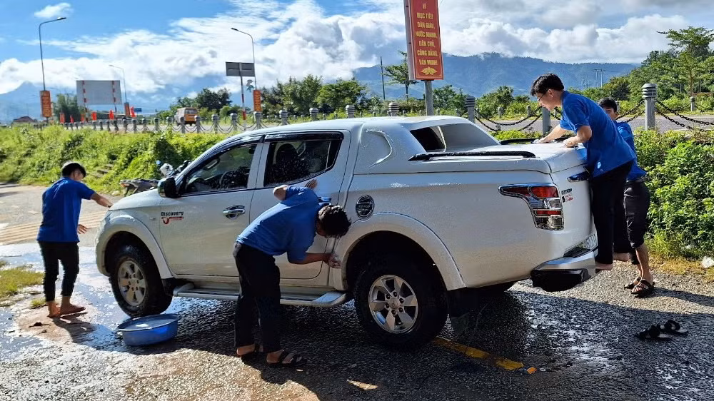 Anh A Hội - Phó Bí thư Đoàn xã Đăk Tơ Lung chia sẻ, rất vui khi được tham gia một hoạt động đầy ý nghĩa, giúp đem niềm vui cho các em nhỏ dịp khai giảng năm học mới.