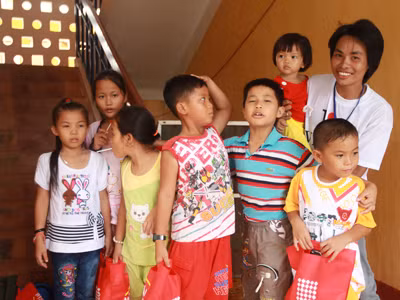 Phóng viên Tiền Phong trao quà trên đảo Sinh Tồn. Ảnh: Nguyễn Khánh
