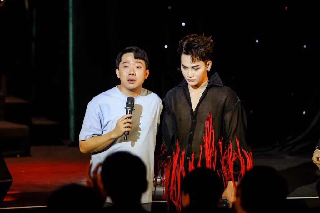 Trấn Thành không kìm được nước mắt tại buổi ra mắt MV của Ali Hoàng Dương