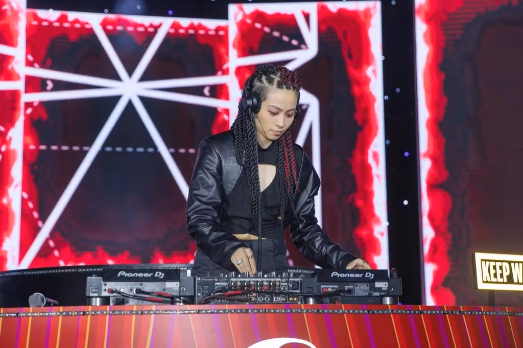 Gil Lê trổ tài làm DJ trên sân khấu Gil Lê trổ tài làm DJ trên sân khấu