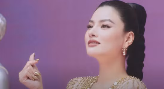 Siêu mẫu Vũ Thu Phương khoe vẻ đẹp sắc sảo trong MV. Siêu mẫu Vũ Thu Phương khoe vẻ đẹp sắc sảo trong MV.