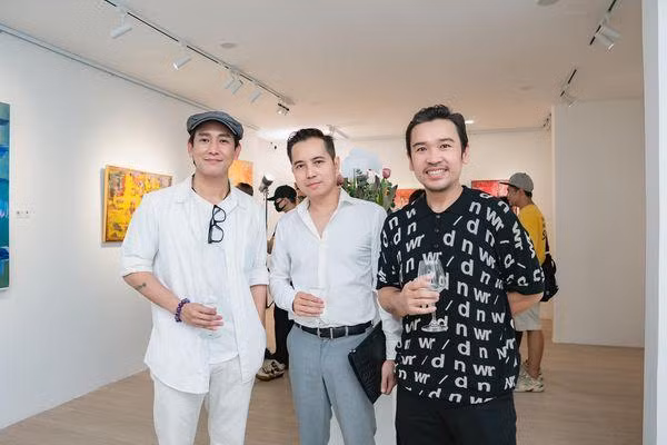 Hứa Vĩ Văn (bìa trái) tại buổi triển lãm Phù Hoa
