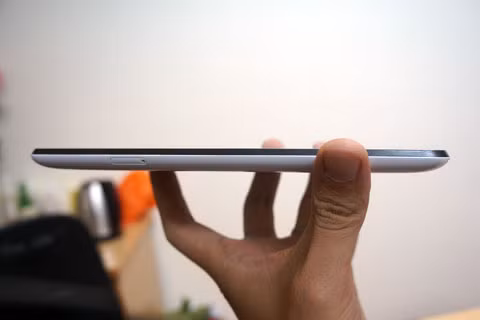 Máy khá dày, nhựa cứng cáp