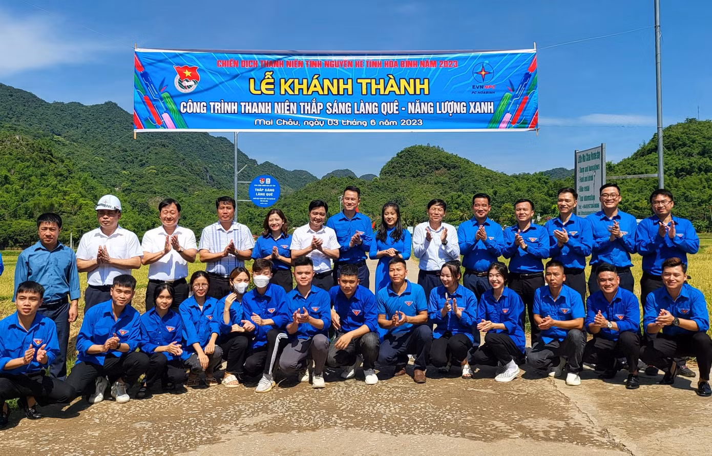 Các đại biểu, thanh niên tham dự khánh thành công trình thanh niên Thắp sáng làng quê. Ảnh: BTC