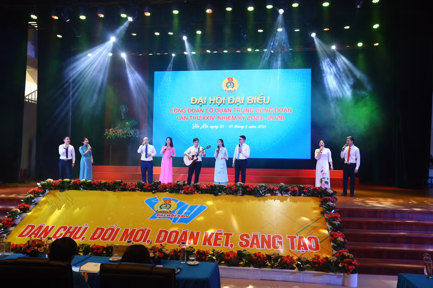Văn nghệ chào mừng đại hội. Ảnh: Duy Phạm