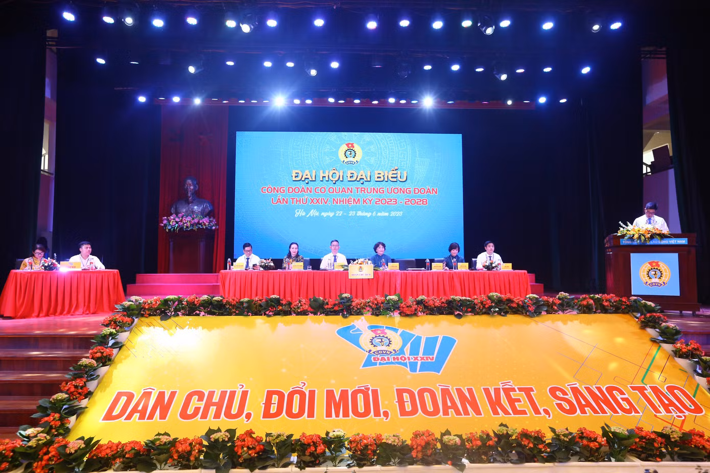 Đại hội đã nghe báo cáo tóm tắt tổng kết hoạt động của nhiệm kỳ 2017 - 2022 và kiểm điểm của Ban Chấp hành Công đoàn cơ quan Trung ương Đoàn khóa XXIII. Ảnh: Duy Phạm