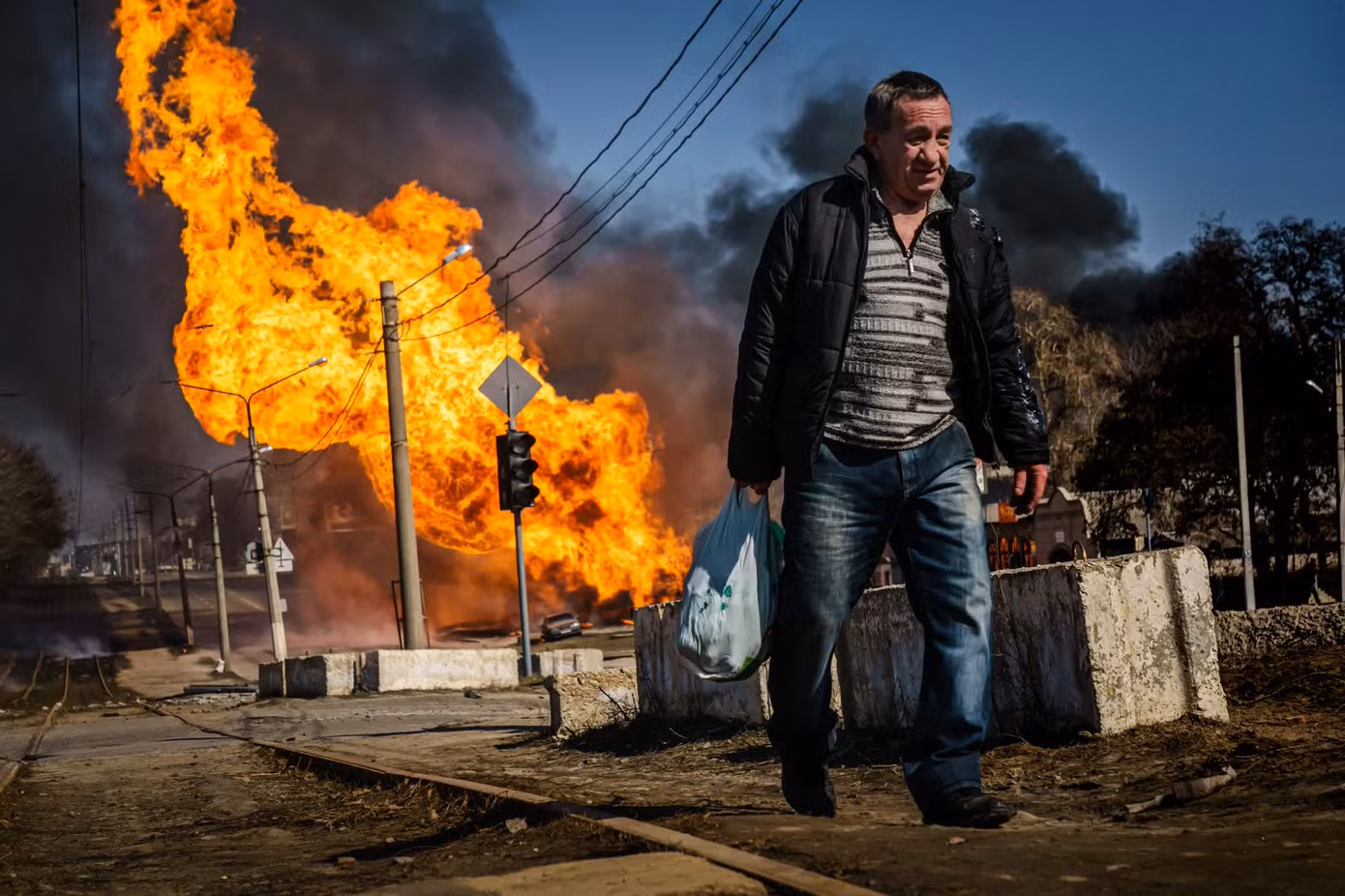Thành phố Kharkov của Ukraine sau một trận không kích hôm 25/3/2022. Ảnh: The Los Angeles Times. Thành phố Kharkov của Ukraine sau một trận không kích hôm 25/3/2022. Ảnh: The Los Angeles Times.