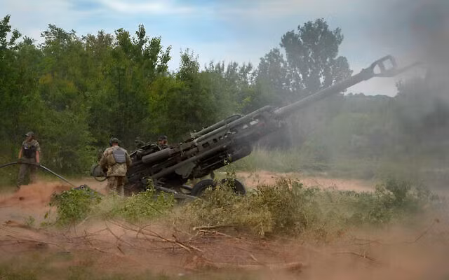 Binh sĩ Ukraine bắn vào các vị trí của lực lượng Nga từ một khẩu lựu pháo M777 do Mỹ cung cấp ở vùng Donetsk phía Đông Ukraine, ngày 18/6/2022. Ảnh: AP. Binh sĩ Ukraine bắn vào các vị trí của lực lượng Nga từ một khẩu lựu pháo M777 do Mỹ cung cấp ở vùng Donetsk phía Đông Ukraine, ngày 18/6/2022. Ảnh: AP.