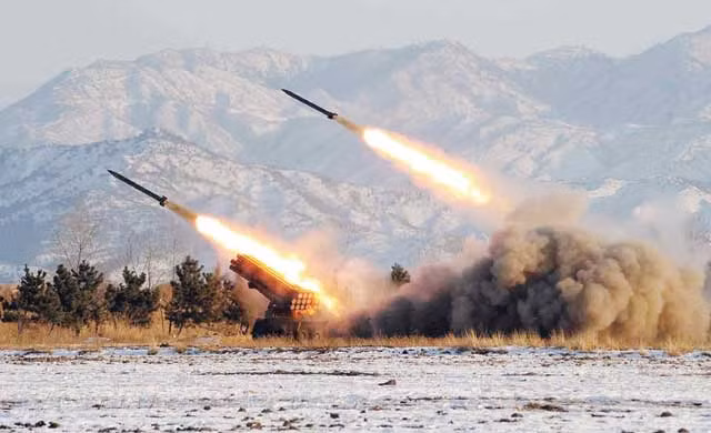 Hình ảnh hai tên lửa tầm ngắn phóng vào ngày 19-12-2011. Ảnh: Chosun Ilbo