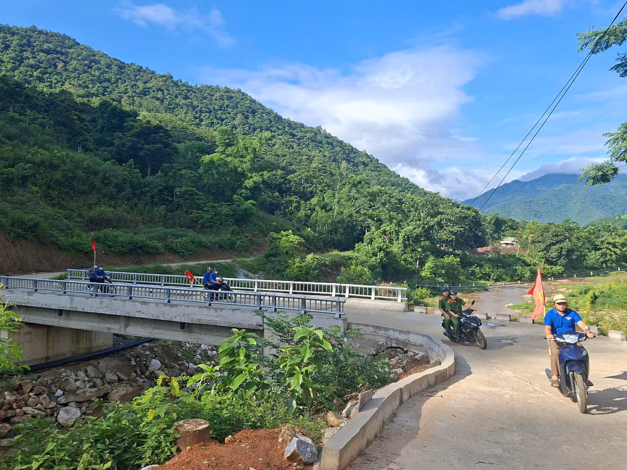 245 đội hình thanh niên tình nguyện của tỉnh Thanh Hóa hỗ trợ người dân tại 166 xã, phường.