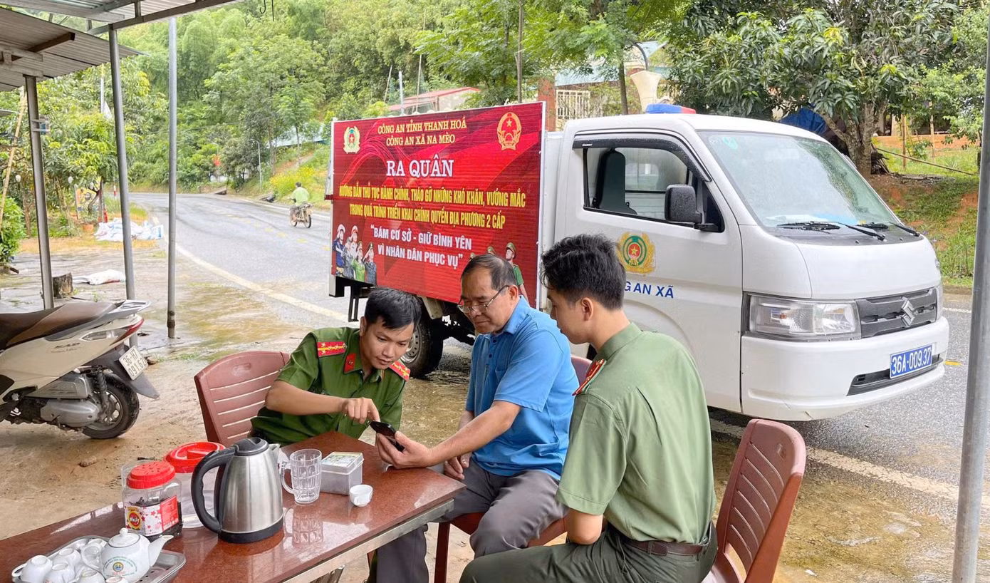 Công an xã biên giới Na Mèo, tỉnh Thanh Hóa trực tiếp đến từng nhà dân để hướng dẫn, hỗ trợ người dân các thủ tục hành chính Công an xã biên giới Na Mèo, tỉnh Thanh Hóa trực tiếp đến từng nhà dân để hướng dẫn, hỗ trợ người dân các thủ tục hành chính